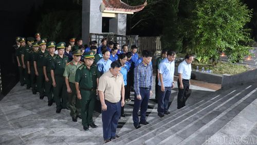  Các đại biểu, đoàn viên, thanh niên và lực lượng vũ trang dâng hương, dành phút mặc niệm tưởng nhớ các anh hùng liệt sĩ. 