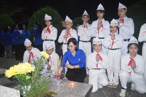 Lãnh đạo Tỉnh đoàn cùng các đoàn viên, thanh thiếu nhi thắp hương tưởng nhớ các anh hùng liệt sĩ.