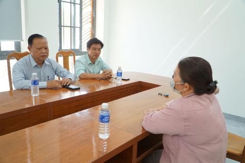 Đại diện phường Mũi Né làm việc với người cung cấp hải sản tại làng chài Mũi Né sau khi có phản ánh của người dân