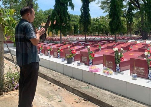 Ông Nguyễn Đức Thịnh trước phần mộ của anh trai là liệt sĩ Nguyễn Văn Sỹ