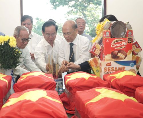 Đại biểu thắp hương tri ân các liệt sĩ vừa được cất bốc tại xã Hòa Thắng trong đợt thực hiện Chiến dịch 500 ngày đêm. Ảnh H.Phúc