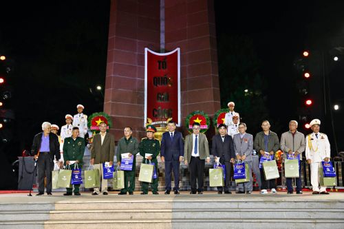 Lãnh đạo tỉnh Lâm Đồng tặng các phần quà cho các gia đình chính sách tại buổi lễ "Thắp nến tri ân"