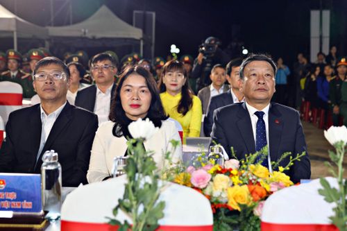 Đồng chí Bùi Thắng, Phó Bí thư Tỉnh ủy Lâm Đồng (thứ nhất từ phải qua) cùng lãnh đạo các sở, ngành tham dự buổi lễ