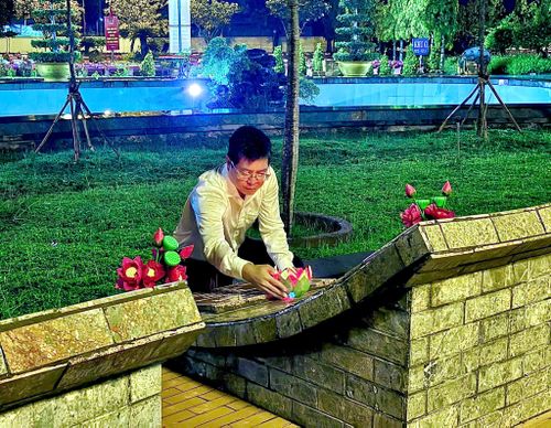 Đồng chí Nguyễn Hồng Hải - Ủy viên Ban Thường vụ Tỉnh ủy, Phó Chủ tịch UBND tỉnh Lâm Đồng thắp nến tri ân các Anh hùng Liệt sĩ