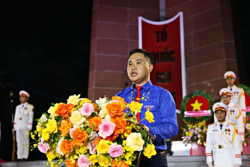 Tỉnh ủy viên, Bí thư Tỉnh đoàn Trương Minh Quang đại diện thế hệ trẻ địa phương phát biểu tri ân các Anh hùng liệt sĩ