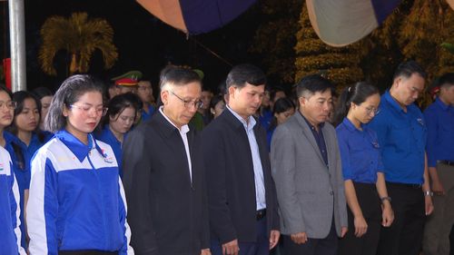 Các đồng chí lãnh đạo và đại biểu dành phút mặc niệm tại Lễ thắp nến tri ân các Anh hùng liệt sĩ tại Nghĩa trang Liệt sĩ Đắk Nông