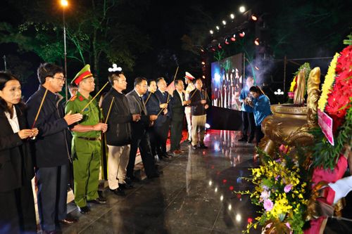 Lãnh đạo các sở, ngành, địa phương dâng hương viếng các Anh hùng liệt sĩ