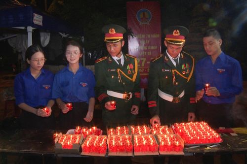 Chiến sĩ Nguyễn Sinh Hương, Đại đội Trinh sát - Cơ giới 2, Bộ Chỉ huy Quân sự tỉnh Lâm Đồng (thứ ba từ bên trái) tham dự buổi lễ