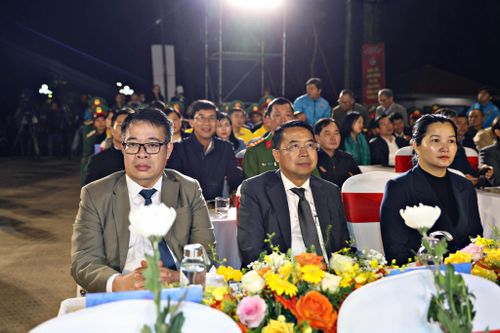 Đồng chí Nguyễn Ngọc Phúc, Tỉnh ủy viên, Phó Chủ tịch UBND tỉnh (thứ nhất từ trái qua) cùng lãnh đạo các sở, ngành, địa phương tham dự buổi lễ