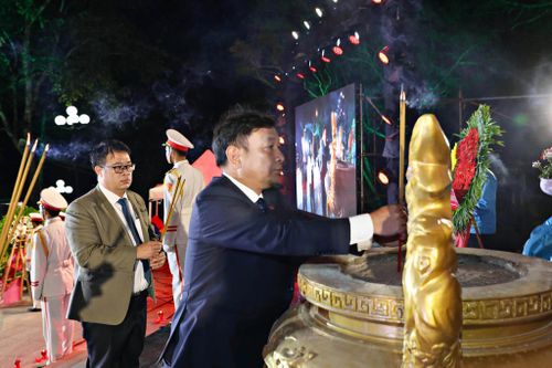 Phó Bí thư Tỉnh ủy Lâm Đồng Bùi Thắng dâng hương viếng các Anh hùng liệt sĩ tại Nghĩa trang liệt sĩ Đà Lạt tối 26/7