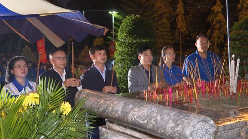 Đồng chí Châu Ngọc Lương, Tỉnh ủy viên, Phó Trưởng ban Thường trực Ban Tuyên giáo và Dân vận Tỉnh ủy cùng các đại biểu dâng hương tưởng niệm các Anh hùng liệt sĩ tại Nghĩa trang Liệt sĩ Đắk Nông