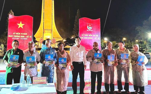 Đồng chí Nguyễn Hồng Hải - Ủy viên Ban Thường vụ Tỉnh ủy, Phó Chủ tịch UBND tỉnh Lâm Đồng tặng quà cho các gia đình chính sách
