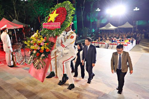 Lãnh đạo tỉnh Lâm Đồng dâng hoa tri ân các Anh hùng liệt sĩ với dòng chữ "Đời đời nhớ ơn các Anh hùng liệt sĩ"