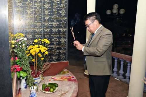Phó Chủ tịch UBND tỉnh Lâm Đồng Nguyễn Ngọc Phúc thắp hương tại Bia tưởng niệm các Anh hùng liệt sĩ