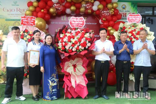 Lãnh đạo Liên minh HTX tỉnh tặng hoa chúc mừng HTX.