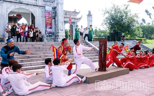 Không gian Văn Miếu cũng thường xuyên diễn ra nhiều trò chơi dân gian như kéo co, ô ăn quan, bịt mắt bắt dê, nhảy sạp... tạo nên bầu không khí sôi nổi, giúp thế hệ trẻ hiểu hơn về đời sống văn hóa truyền thống của cha ông.
