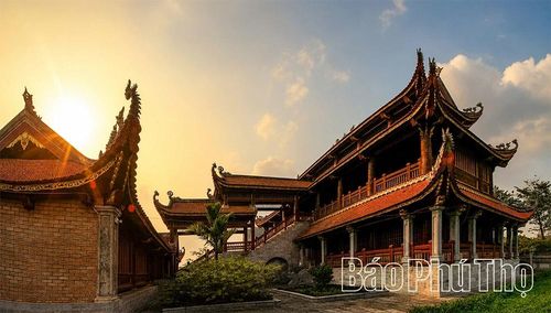 Phía sau Nhà Tiền tế là Hậu cung – nơi linh thiêng nhất của quần thể di tích. Không gian tĩnh lặng với hương trầm lan tỏa tạo nên cảm giác thành kính đối với các bậc tiên thánh, tiên hiền và những danh nhân khoa bảng được phụng thờ.