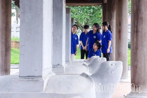 Trong khuôn khổ các chương trình trải nghiệm, học sinh được tham gia giao lưu nghệ thuật dân gian, tìm hiểu thư pháp, các giá trị Nho học. 