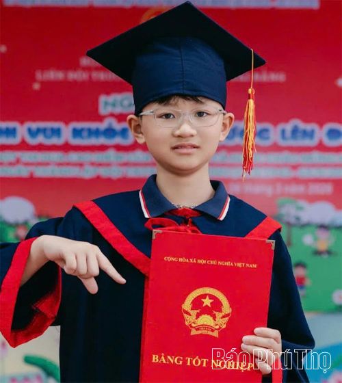 Em Vũ Bá Nam, học sinh lớp 5A2, đạt danh hiệu Thủ khoa môn Toán.