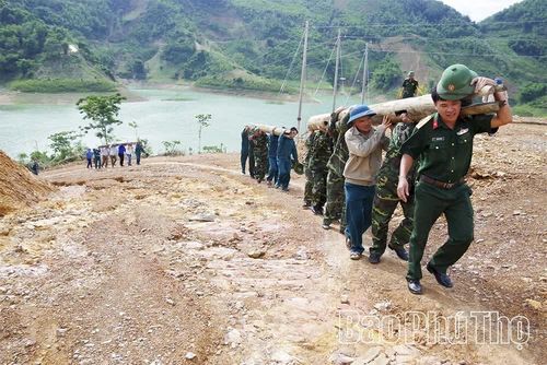 Cán bộ chiến sỹ Ban Chỉ huy phòng thủ khu vực 2-Thống Nhất tham gia giúp đỡ người dân di chuyển về nơi ở mới.