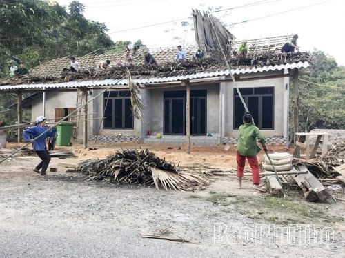 Các hộ gia đình đồng bào DTTS ở xã Cao Sơn giúp nhau xây dựng nhà, ổn định cuộc sống.
