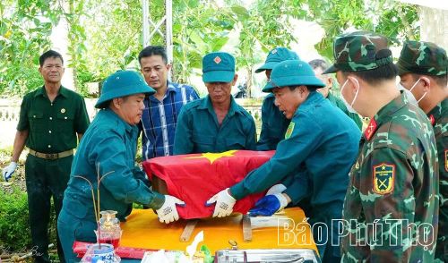 Dân quân xã Thanh Ba hỗ trợ lấy mẫu hài cốt tại Nghĩa trang liệt sĩ Thanh Vân, xã Thanh Ba.