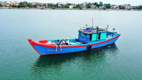 Mẹ con chị Quí Hà trong một lần trở về bên dòng Nhật Lệ - Ảnh: D.H
