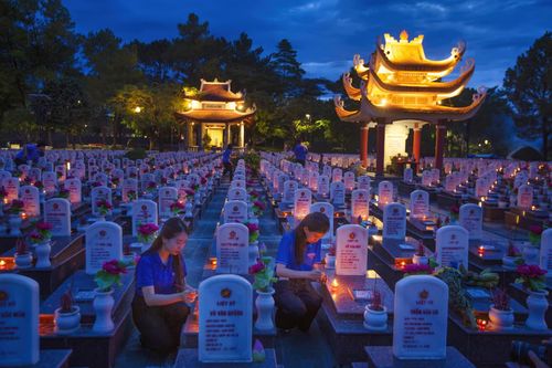 Thắp nến tri ân.