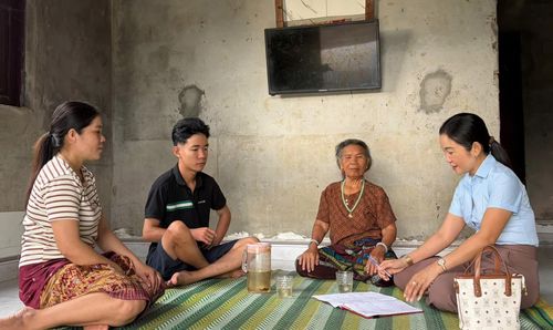 Chị Nguyễn Thị Thu Diệu, Trưởng thôn 1, xã Hướng Hiệp vận động người dân thay đổi nếp nghĩ, cách làm, xóa bỏ những hủ tục lạc hậu - Ảnh: S.H