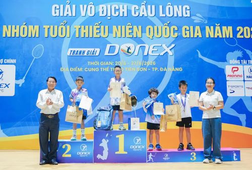 Em Cao Quang Khải đang nhận huy chương bạc lứa tuổi U9 tại giải vô địch cầu lông các nhóm tuổi thiếu niên quốc gia diễn ra ở Đà Nẵng - Ảnh: NVCC