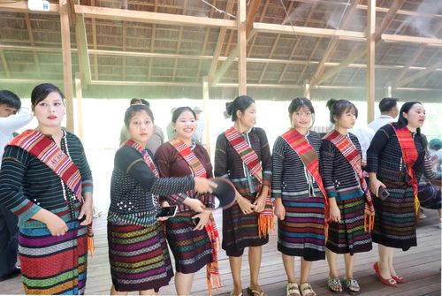Trang phục đồng bào Bru-Vân Kiều xã Kim Ngân mặc đi tham dự lễ hội Mừng cơm mới năm 2026 - Ảnh: V.M