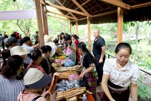 Một không gian dùng để trưng bày, giới thiệu và bán các mặt hàng nông sản, thủy sản, ẩm thực của địa phương tại lễ hội - Ảnh: V.M