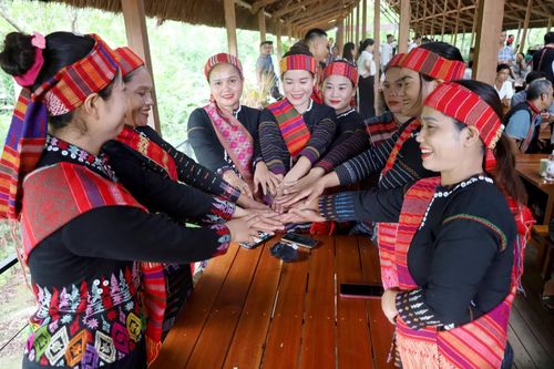 Đồng bào Bru-Vân Kiều ở xã Kim Ngân thể hiện tinh thần đoàn kết tại lễ hội Mừng cơm mới - Ảnh: V.M
