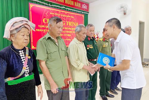 Trao quà cho các gia đình người có công với cách mạng tại xã Mường Chanh.