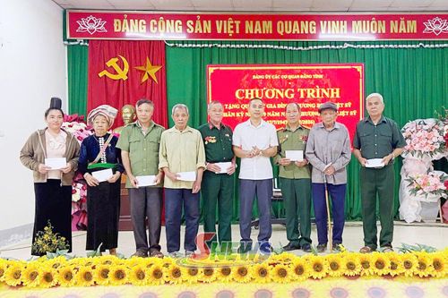 Trao quà tri ân các gia đình người có công với cách mạng.