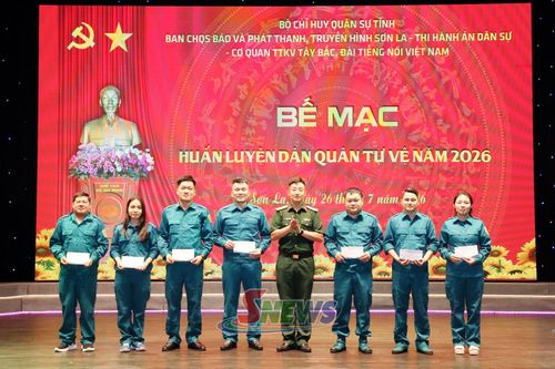 Khen thưởng các cá nhân có thành tích xuất sắc trong huấn luyện