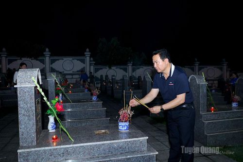 Lãnh đạo Báo và phát thanh, truyền hình Tuyên Quang thắp hương tưởng nhớ các Anh hùng liệt sĩ.
