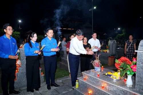 Các đại biểu thắp hương tại các phần mộ liệt sĩ.