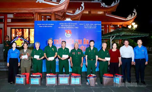 Đại biểu tặng quà cho các gia đình thương binh, liệt sĩ, người có công với cách mạng.