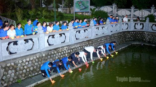Đại biểu và đoàn viên, thanh niên thả nến tri ân tại Nghĩa trang Liệt sĩ tỉnh.