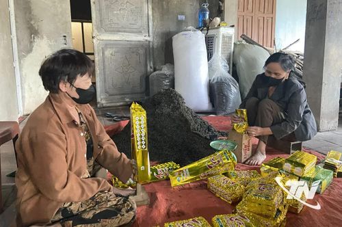 Người dân Làng nghề chè Tân Thủy đóng gói sản phẩm chè.
