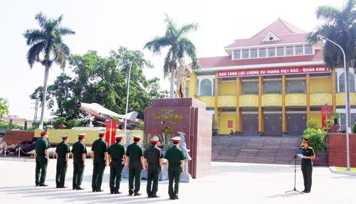 Đoàn dâng hương tưởng niệm Chủ tịch Hồ Chí Minh và các Anh hùng liệt sĩ tại Bảo tàng lực lượng vũ trang Việt Bắc Quân khu 1.