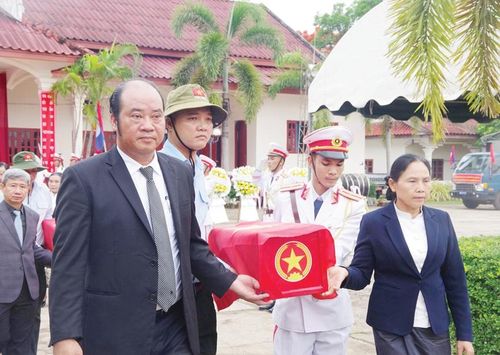 Phó Chủ tịch UBND thành phố Nguyễn Văn Mạnh tại buổi hồi hương các hài cốt liệt sĩ từ Lào về Việt Nam
