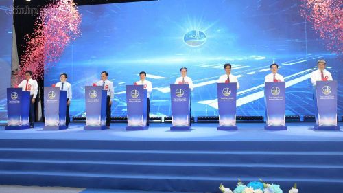  Đại tướng Phan Văn Giang cùng các đại biểu thực hiện nghi thức công bố sản phẩm nhôm thỏi đầu tiên của Việt Nam - Ảnh: VGP/Nguyễn Hoàng 