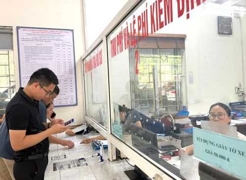 Người dân đến với Trung tâm Đăng kiểm 88-01S nhanh, thuận lợi.