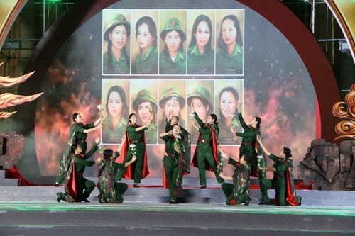 Tiết mục nghệ thuật tái hiện sự hy sinh anh dũng của lực lượng thanh niên xung phong tại những “tọa độ lửa”, khắc họa bản hùng ca bất tử của tuổi trẻ Việt Nam.