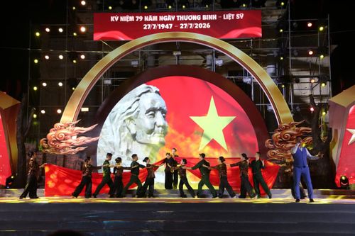Chương trình nghệ thuật đặc biệt “Vành hoa lửa” được dàn dựng theo hình thức “bán sử thi”, kết hợp âm nhạc, múa, hoạt cảnh và công nghệ sân khấu hiện đại, lan tỏa thông điệp tri ân và khát vọng hòa bình nhân kỷ niệm 79 năm Ngày Thương binh - Liệt sĩ.