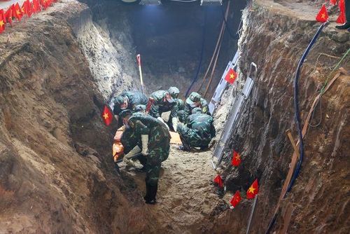 Lực lượng chức năng tìm kiếm, quy tập hài cốt liệt sĩ tại Công viên Lê Thị Riêng - Ảnh: VGP/Nhật Bắc