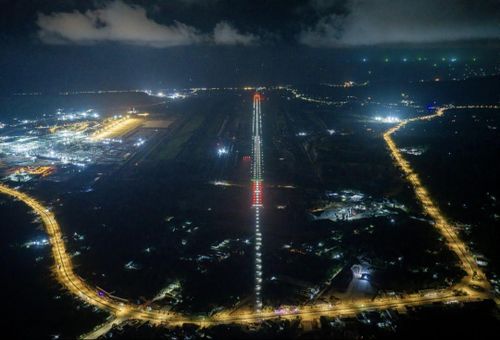 Hệ thống đèn đường cất hạ cánh số 2 đã hoàn thiện, sẵn sàng đón chuyến bay hiệu chuẩn đầu tiên.