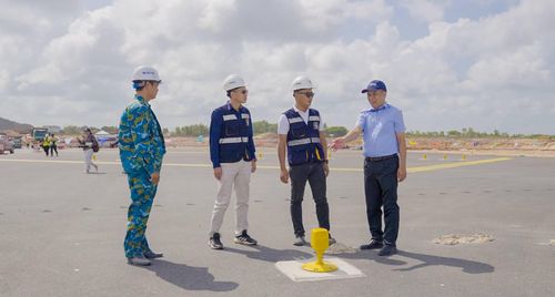 Chuyên gia Trịnh Như Long (ngoài cùng bên phải) trong chuyến khảo sát đường băng cất hạ cánh số 2.
